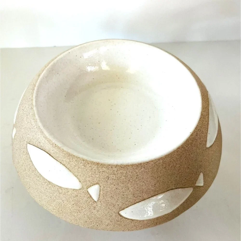 Yommy Bowl # 2 Ceramic Pet Food Dish with Fish Motif Beige White NWOT 6.75